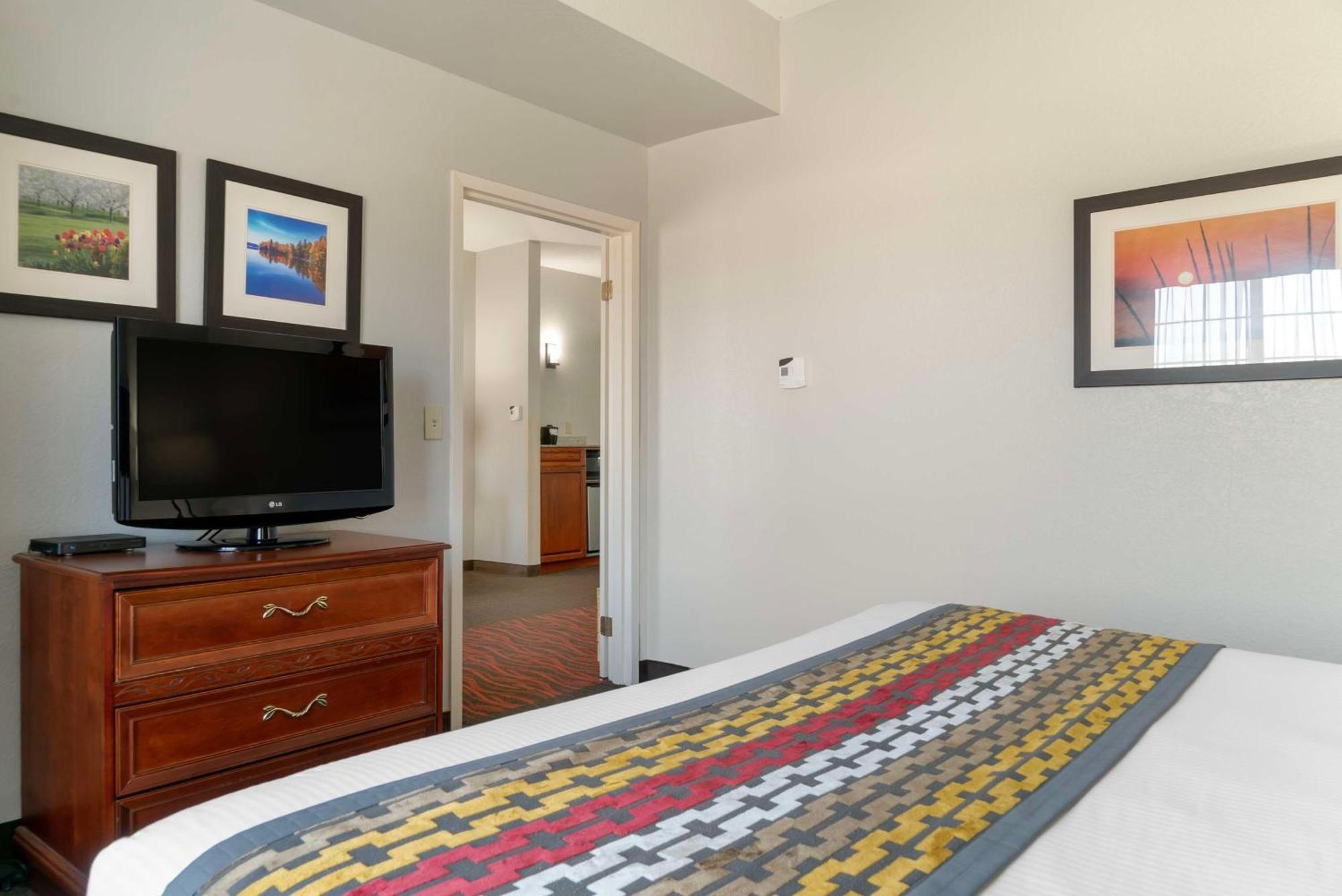 Best Western Executive Inn & Suites Grand Rapids Exterior photo